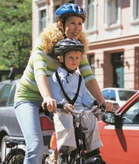 Современные детские велокресла условно можно разделить на две большие группы: с расположением ребенка перед велосипедистом на раме или руле велосипеда и более традиционно - с расположением ребенка за велосипедистом